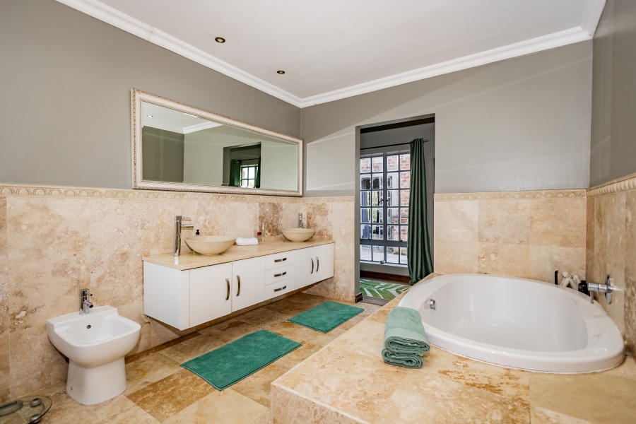 6 Bedroom Property for Sale in Vierlanden Western Cape